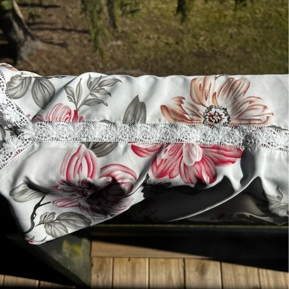 SHEIN skinny strap floral lacy tank top - Medium - Picture 4 of 9